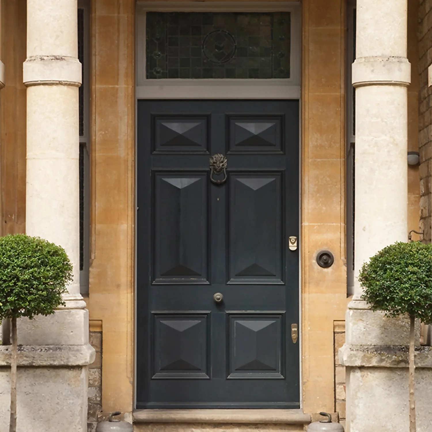 Farrow & Ball Exterior Eggshell Paint Off-Black - 750ml 4 Farrow & Ball Exterior Eggshell Paint Off-Black - 750ml - Image 2