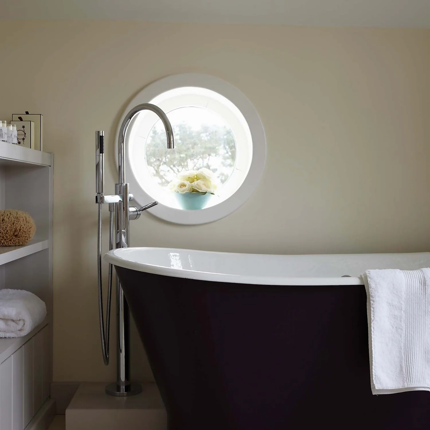 Farrow & Ball Estate Matt Emulsion Paint White Tie - 2.5L 4 Farrow & Ball Estate Matt Emulsion Paint White Tie - 2.5L - Image 2