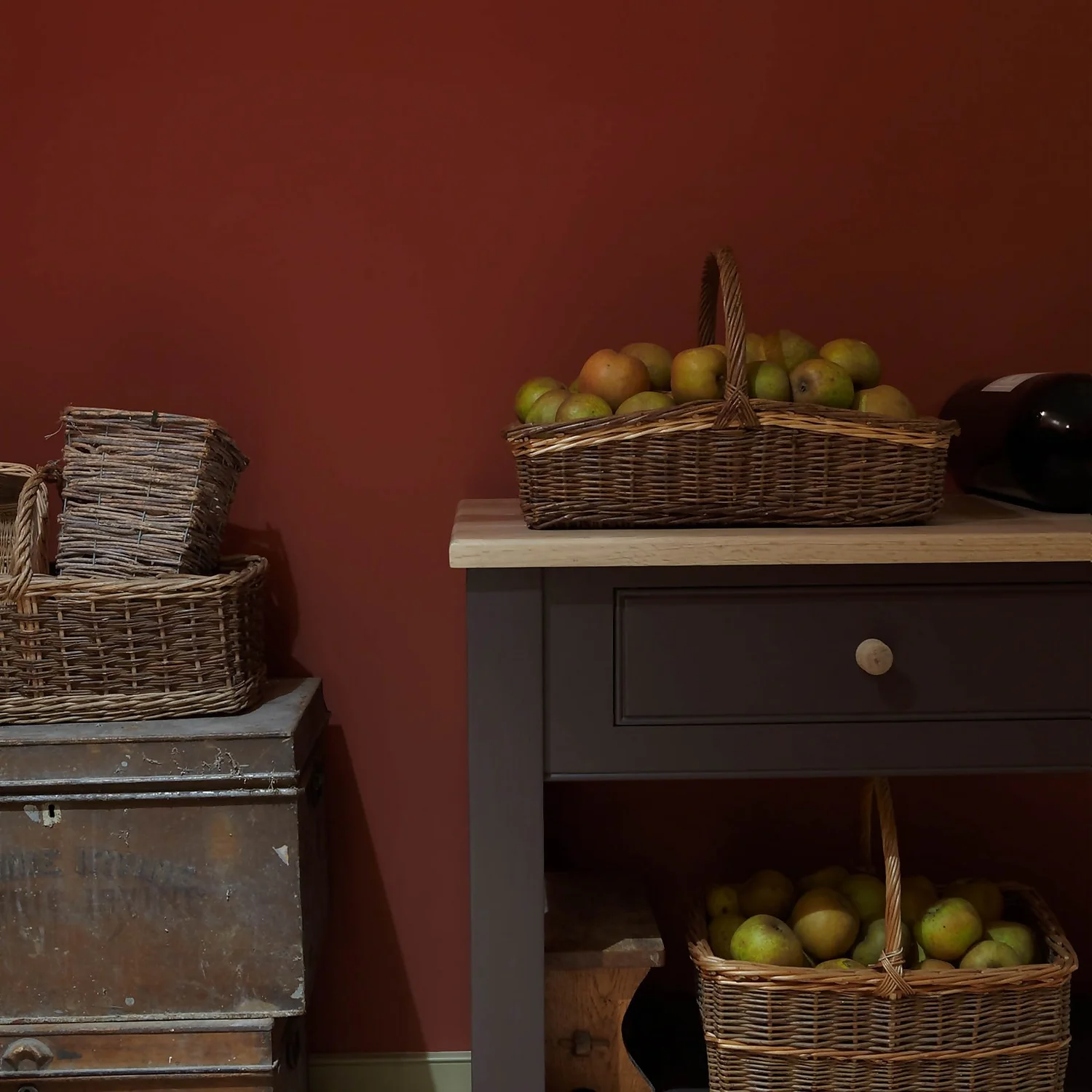 Farrow & Ball Estate Matt Emulsion Paint Picture Gallery Red - Tester 100ml 4 Farrow & Ball Estate Matt Emulsion Paint Picture Gallery Red - Tester 100ml - Image 2